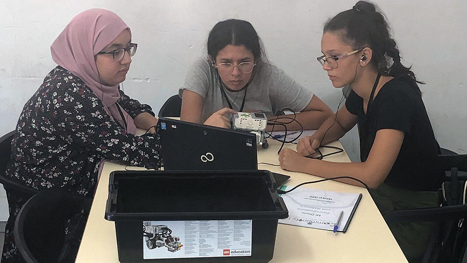 Alumnas ceutíes en el campus de robótica