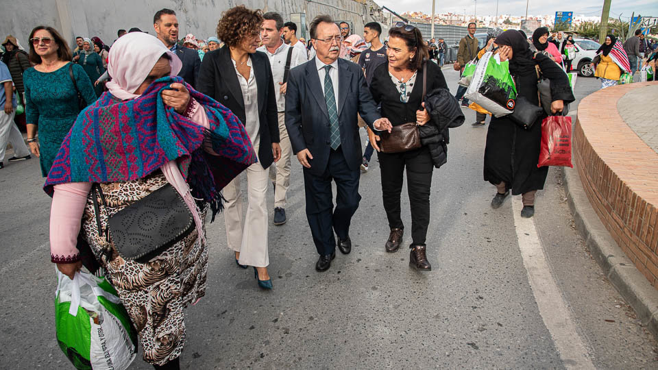 Avalancha en la frontera para recibir a la ex ministra (3 de 4)