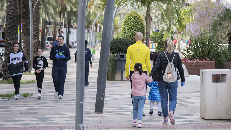 Familia niño desconfinamiento La Marina Paseo