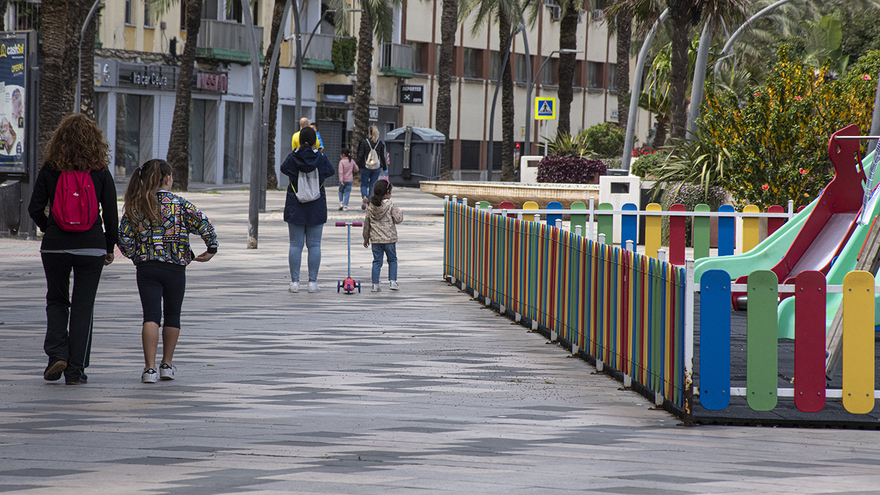 Niños desconfinamiento patinete parque juegos