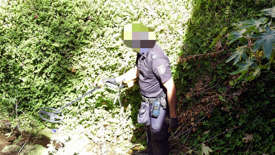 policía búsqueda detector