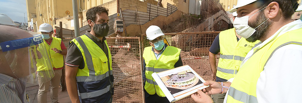 El consejero de Fomento, Alberto gaitán, en la obra del aparcamiento de Juan Carlos I