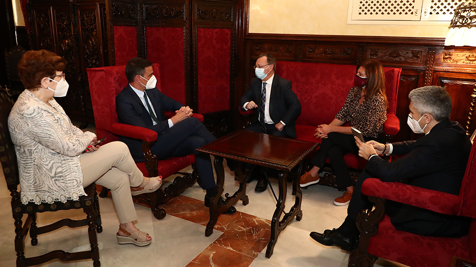 Reunión en el antiguo despacho de la alcaldía