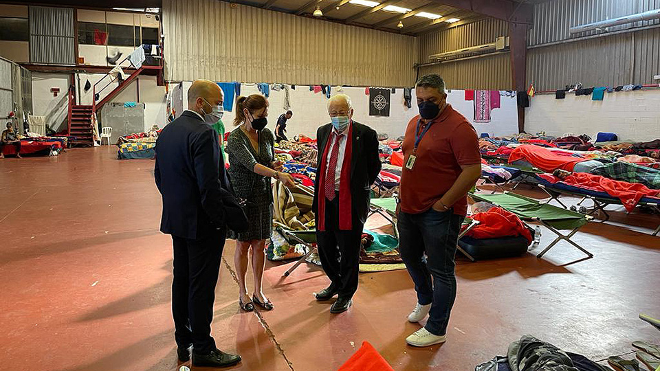 Visita del Padre Ángel al albergue de acogida de migrantes