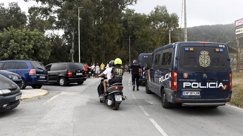 La Policía interviene ante el caos de clientes a la busca de un cordero