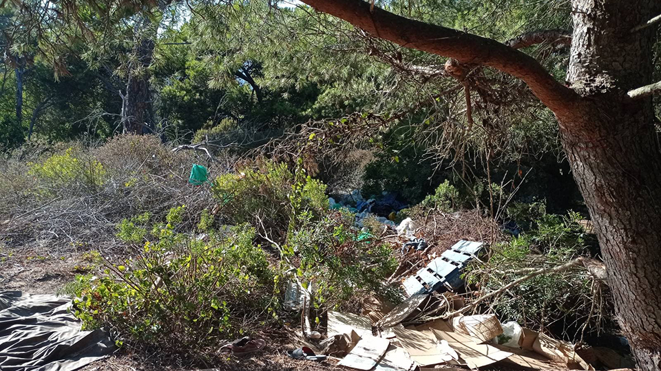 Basura esparcida por el Hacho