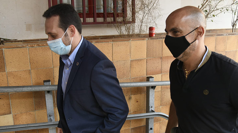 Juan Sergio Redondo y y. Francisco José Ruiz, presidente y diputado de Vox Ceuta respectivamente, entran en los Juzgados