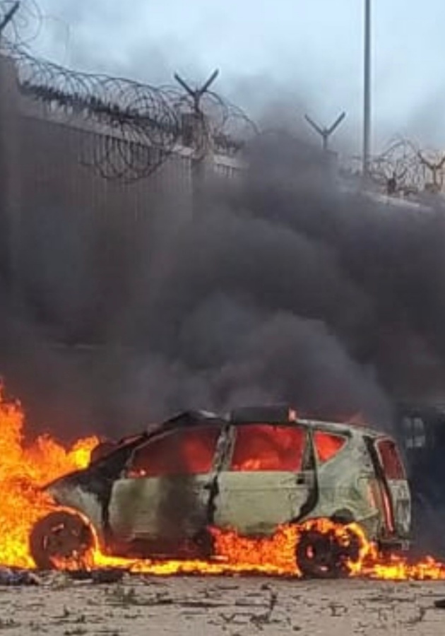 coche abandonado ardiendo