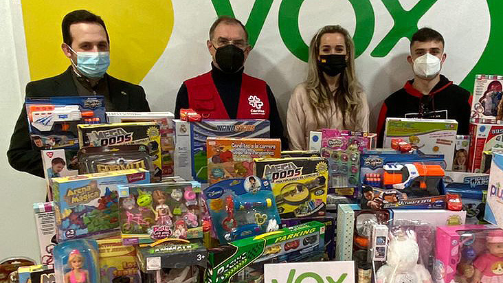 Vox Jóvenes entrega a Cáritas lo que ha logrado reunir en su campaña de recogida de juguetes