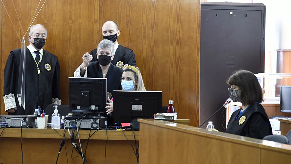 El tribunal analiza una de las fotos que s epresentan como prueba