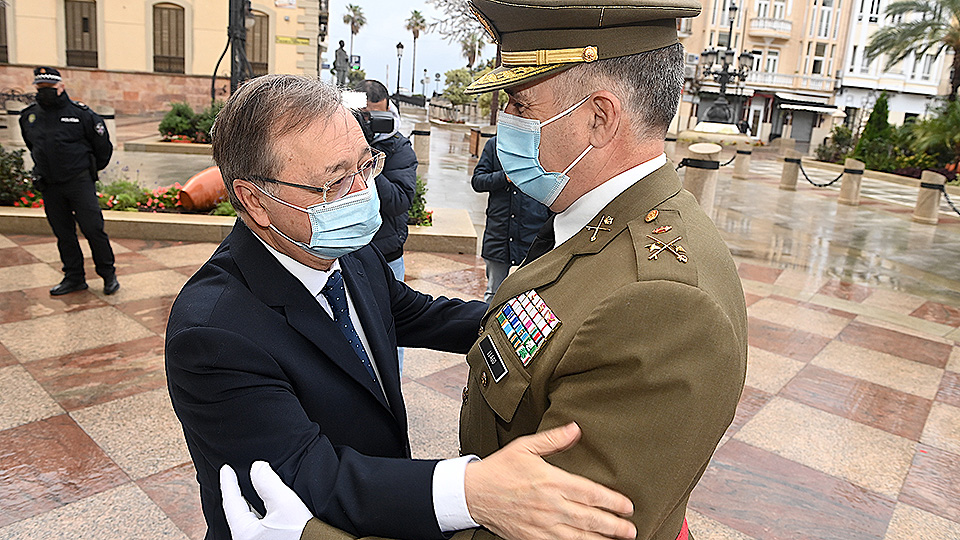 El presidente de la Ciudad, Juan Vivas, ha recibido esta mañana en la Puerta Noble del Palacio de la Asamblea al comandante general de Ceuta, el general de división Marcos Llago