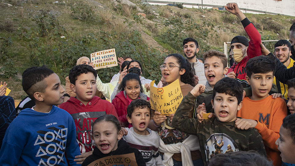 Niños protestan por el estrado del polideortivo de su barriada 2