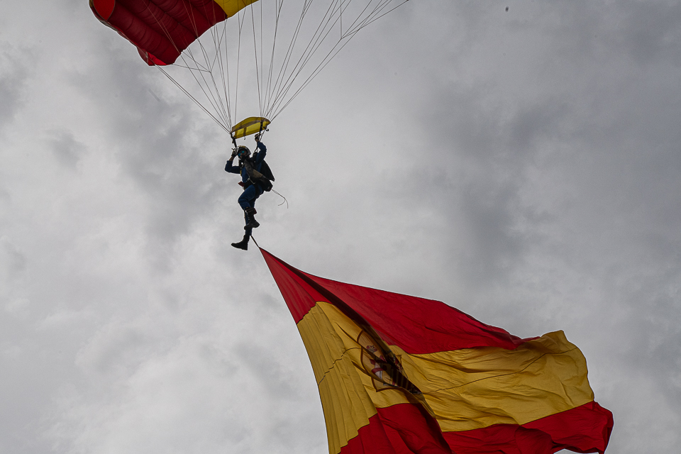 Exhibición de los paracaidistas de la PAPEA con motivo del Dia de Ceuta-25