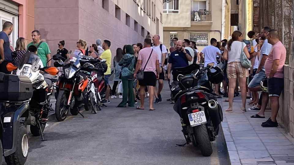 Multitud de padres, esperando a sus hijos a la salida del colegio
