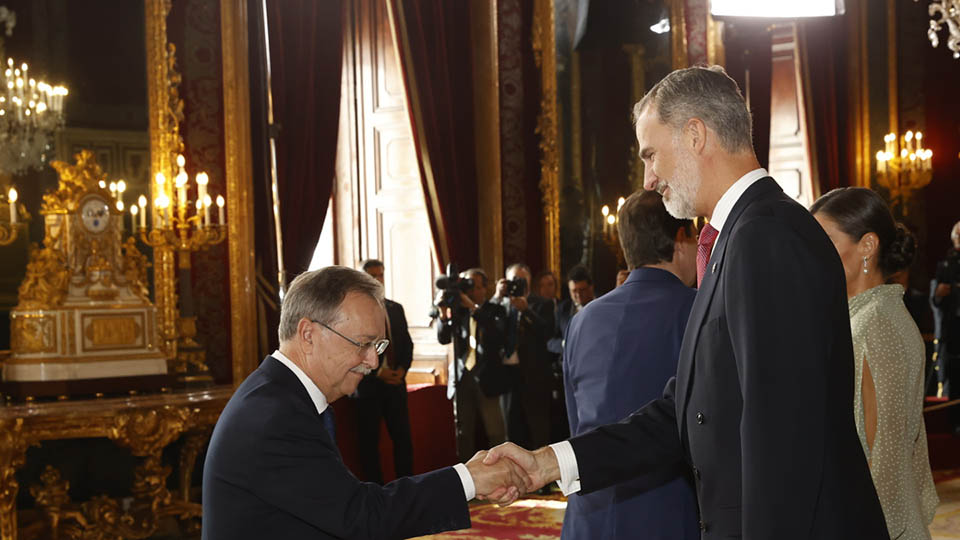 Recepción en el Palacio Real. Juan Vivas saluda a SM Felipe VI