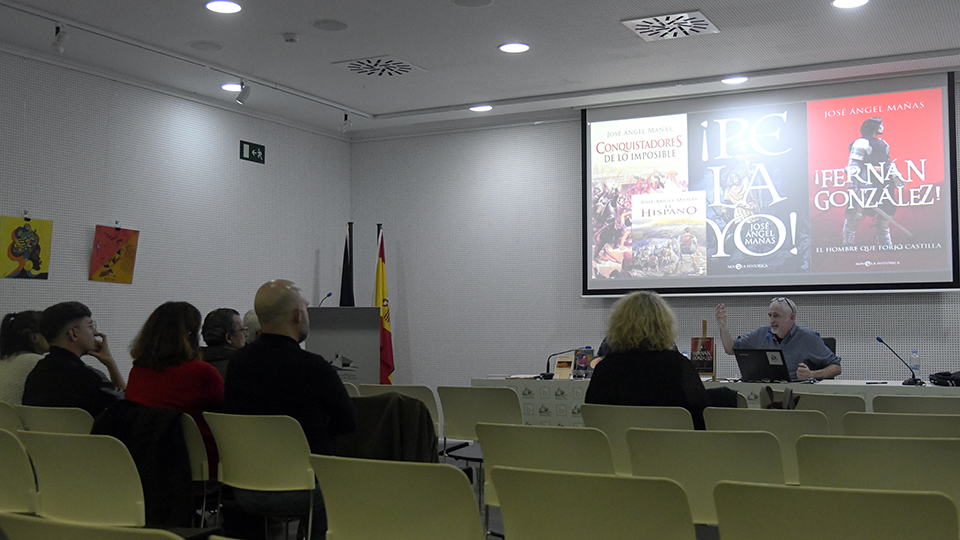 José Ángel Mañas en la Biblioteca Pública de Ceuta