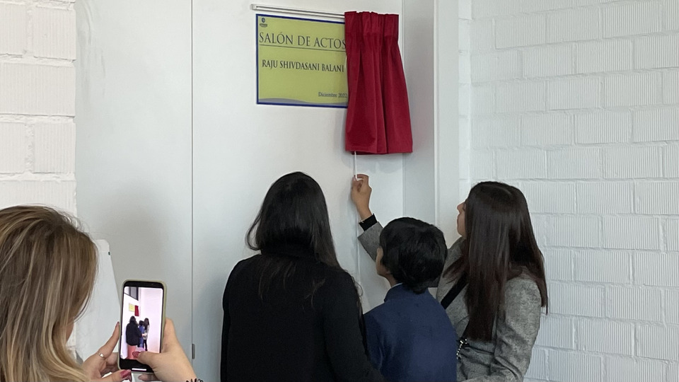 Familiares de Raju Shivdasani, descubriendo una placa conmemorativa en el Edrissis