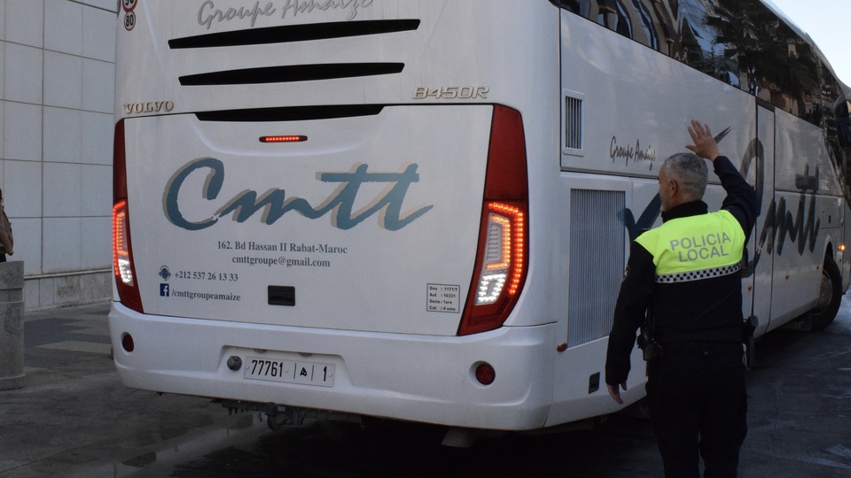 El autobús del Elche CF, a su llegada a la Gran Vía