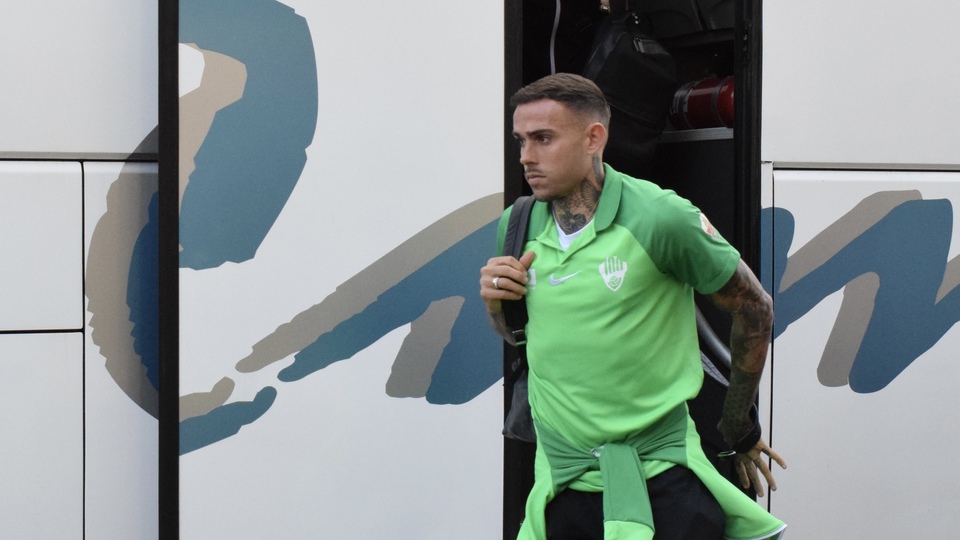 Pablo Machín, tras bajarse del autobús del Elche