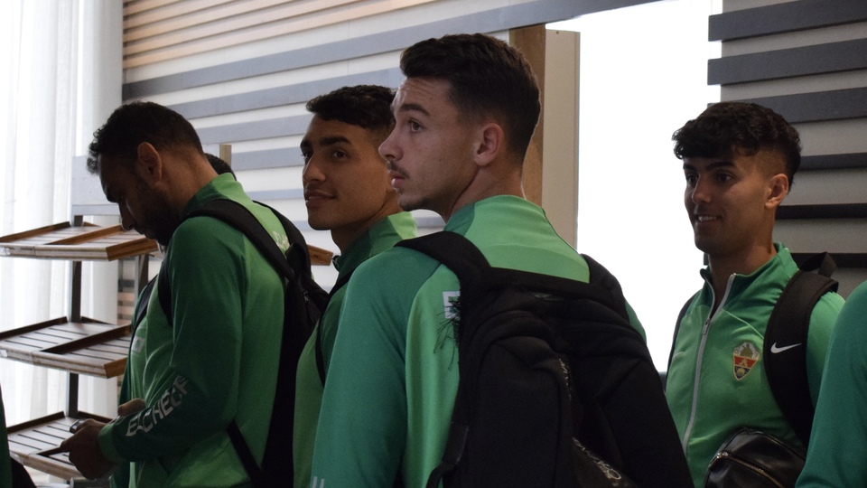Varios jugadores del Elche, en el vestíbulo del Hotel Puerta de Äfrica