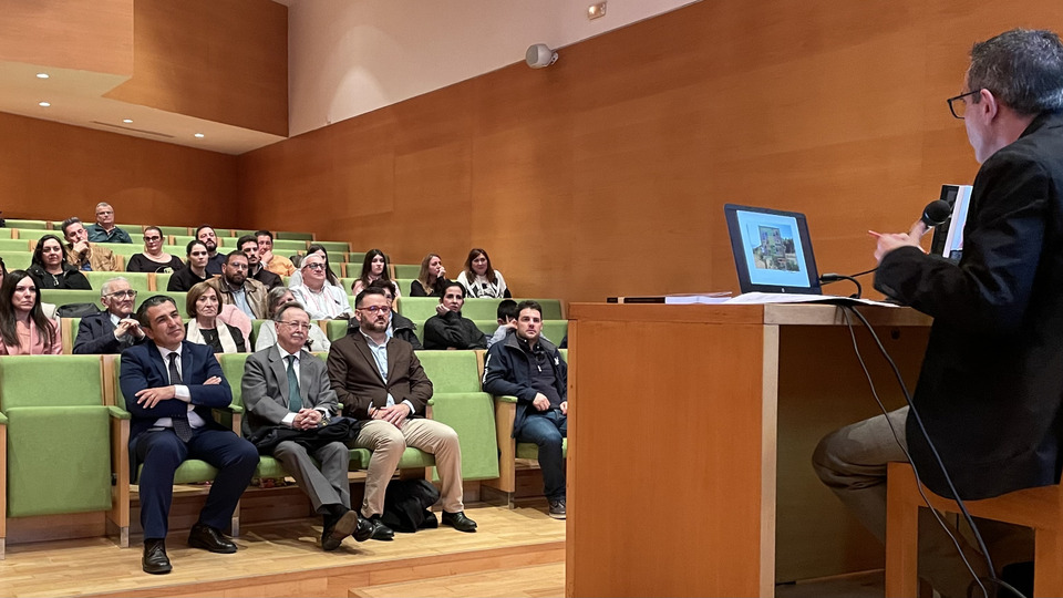 El salón de actos del Museo de las Murallas Reales, durante la presentación de Ceuta reportajes: más historias en blanco y negro