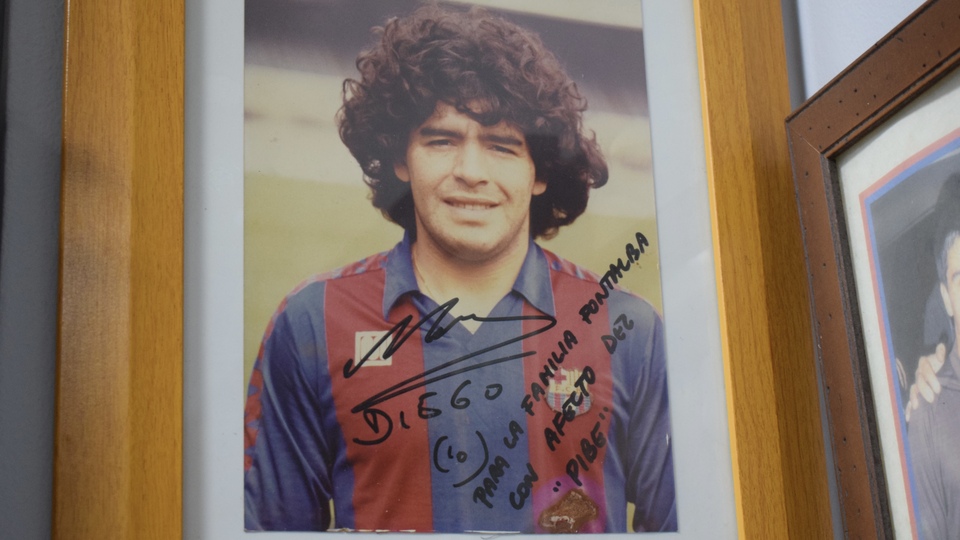 Fotografía de Diego Armando Maradona firmada por él mismo