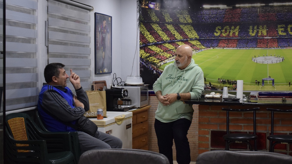 Santi y Rafa, charlando en el local de la Gran Peña Barcelonista