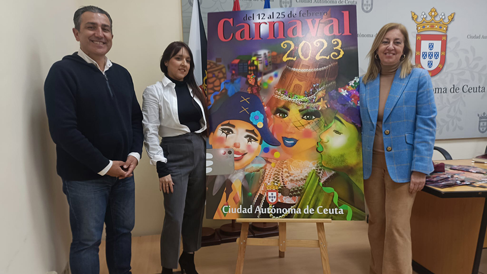 Carlos Rontomé, Mónica Kaknani, autora del cartel, y Adela Nieto