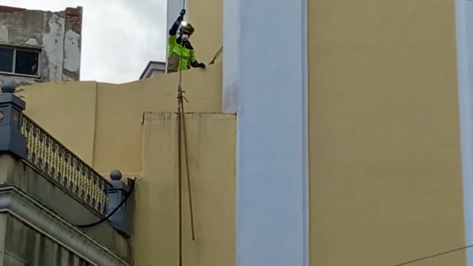 Un bombero, subido en uno de los tejados de la catedral