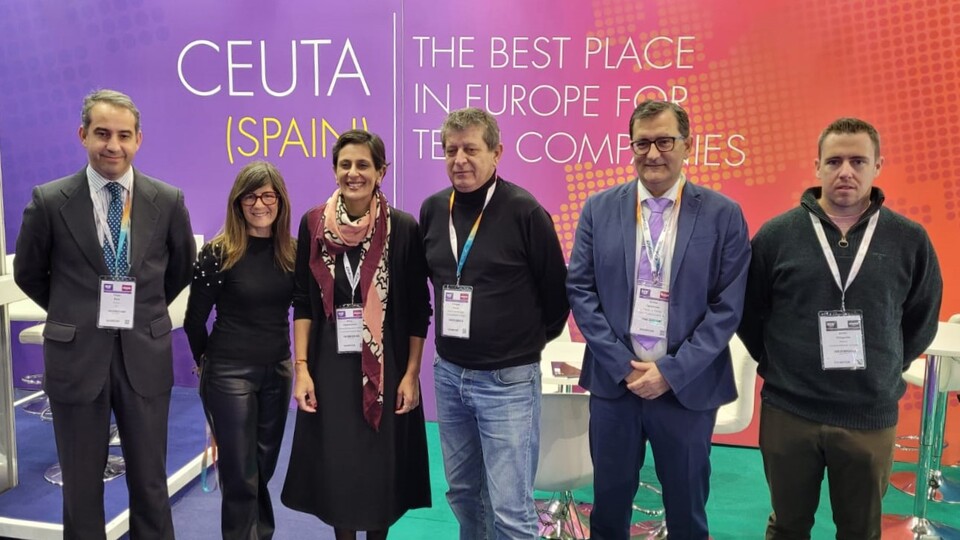 Kissy Chandiramani, junto a varios empresarios en el stand de Ceuta en el ICE London de 2023
