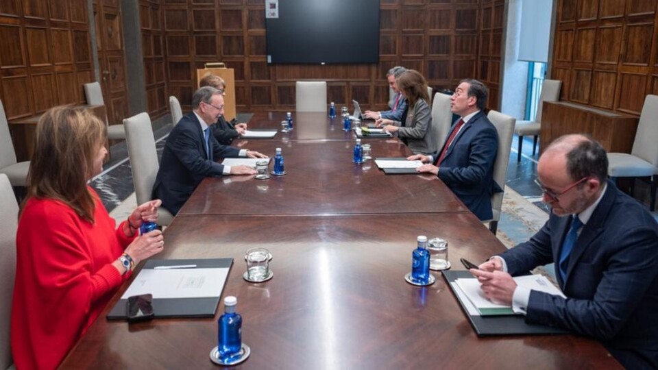 Reunión entre Vivas y Albares en la sede del Ministerio de Asuntos Exteriores