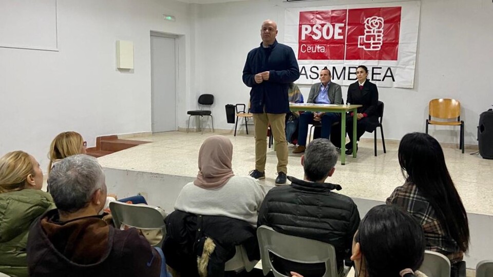 Juan Gutiérrez y varios miembros del PSOE, durante una asamblea extraordinaria