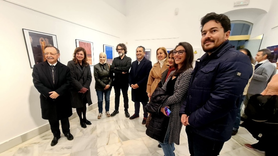 Javier Sakona acompañado de los representantes políticos que han acudido a la inauguración de la exposición / Laura Ortiz