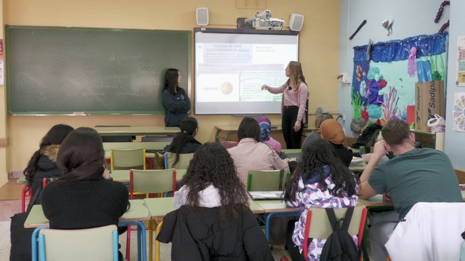 Charla sobre obesidad del INGESA en un aula del Abyla