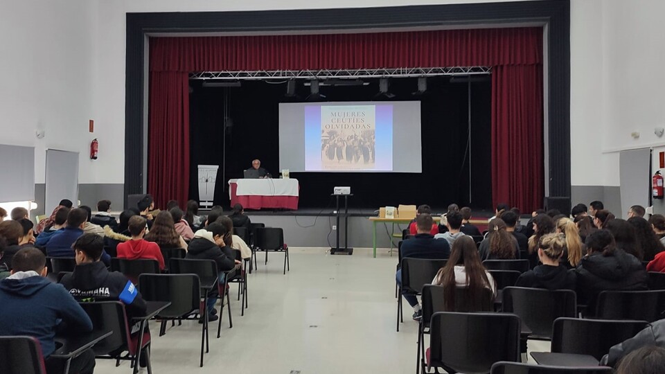 El salón de actos del Almina, durante la presentación de 'Mujeres ceutíes olvidadas'