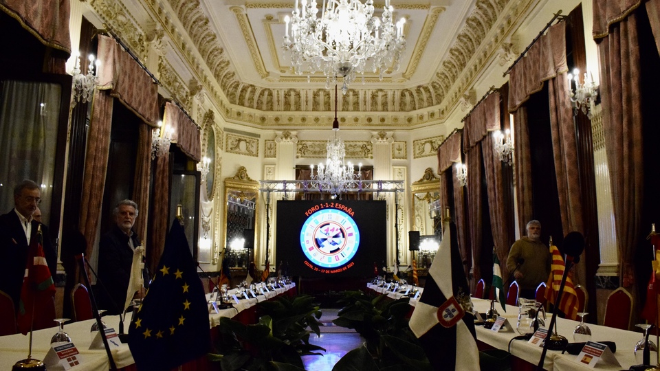 Mesa de reuniones colocada en el Salón del Trono de cara al XXIX 'Foro 112 España'