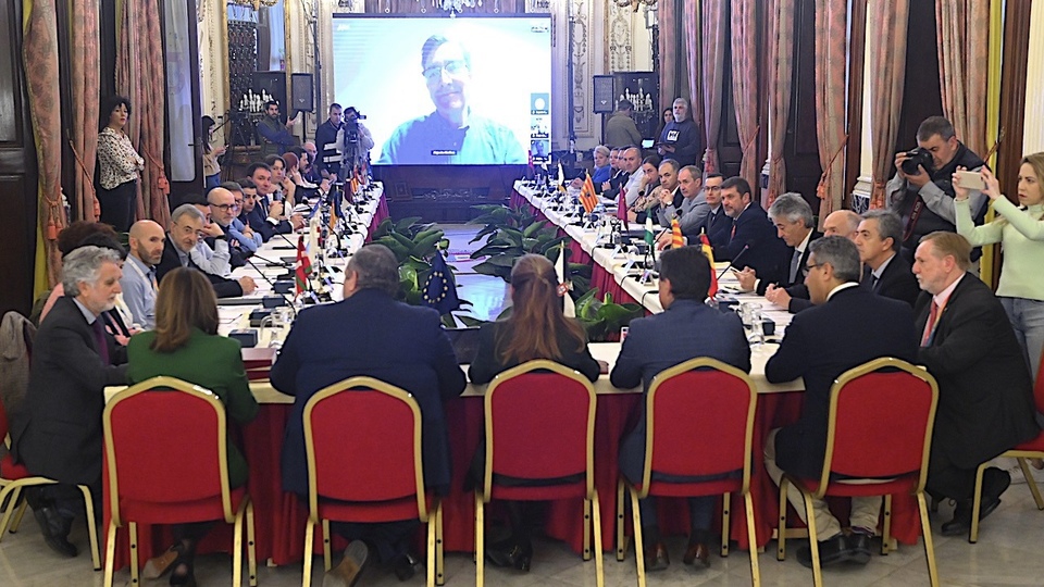 Representantes territoriales del 'Foro 112 España', en el salón del Trono del Palacio Autonómico