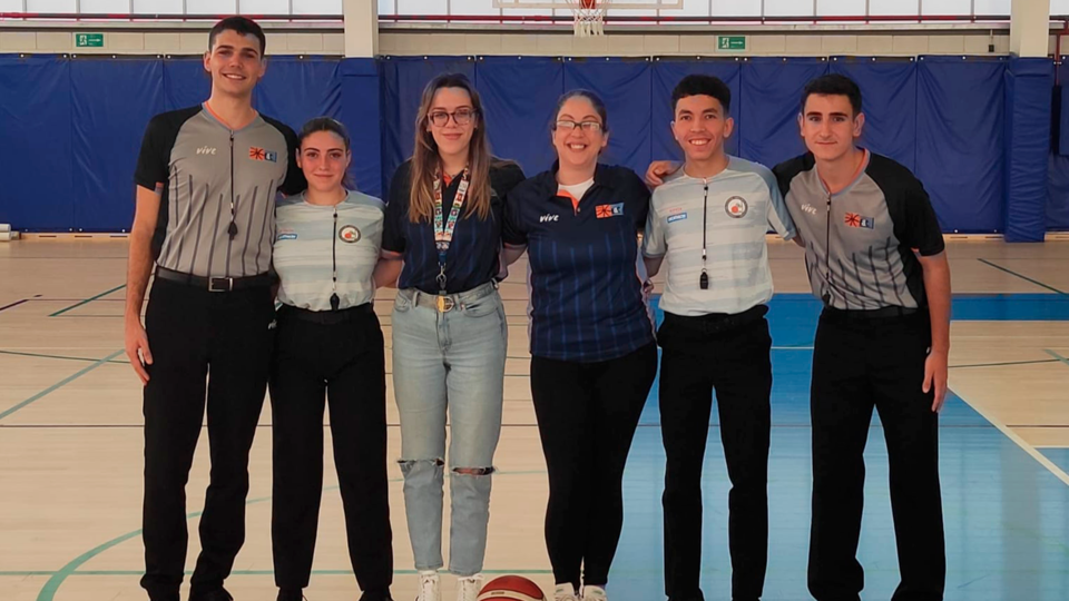 Árbitros ceutíes y melillenses, durante un torneo interautonómico de baloncesto en Marbella