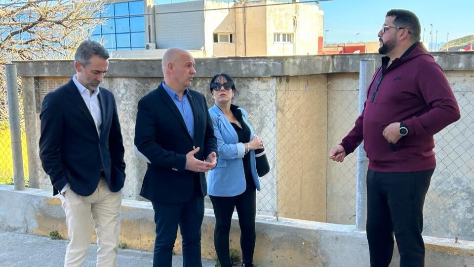 Juan Gutiérrez y su comitiva, durante una visita al 'edificio de los maestros'