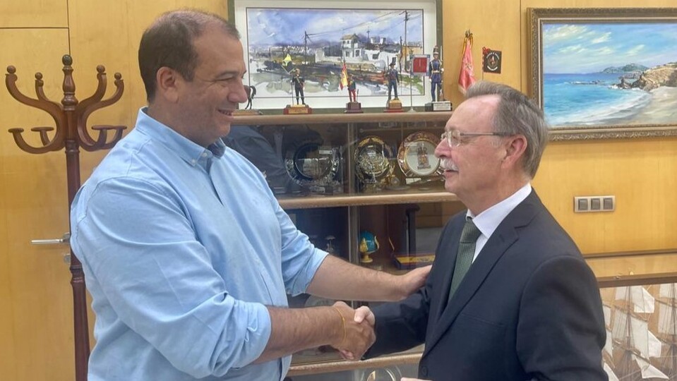 Juan Vivas, durante un apretón de manos con José Martín Ruiz Borja