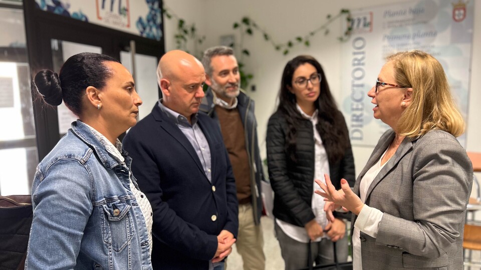 Juan Gutiérrez y Sumaya Ahmed, durante una visita al Centro del Mayor