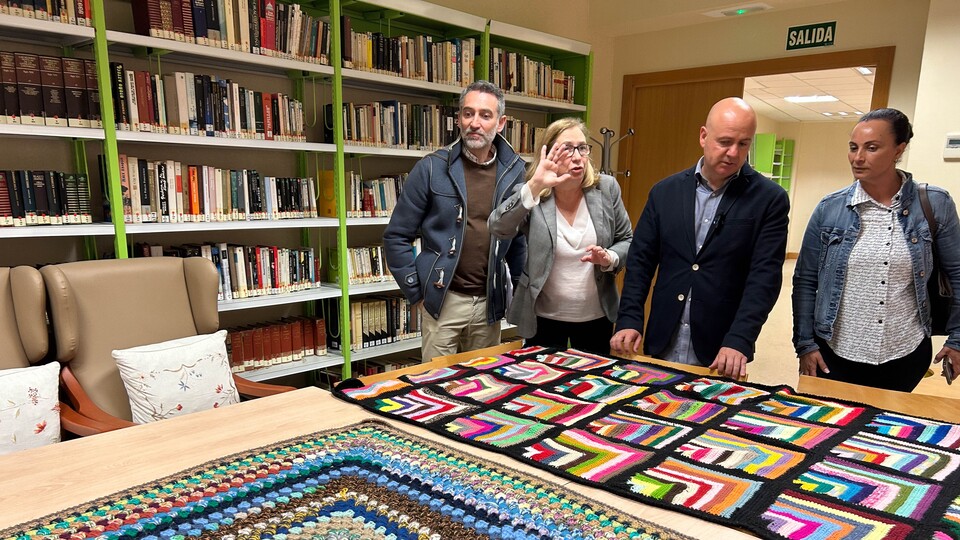 Juan Gutiérrez y Sumaya Ahmed, durante una visita al Centro del Mayor
