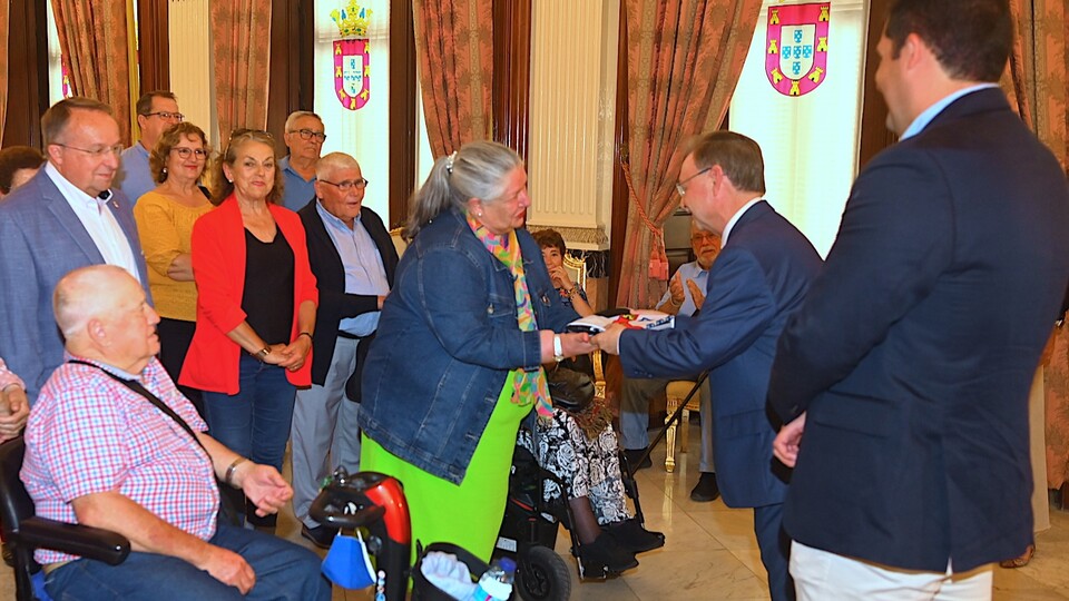 Vivas y Ramírez, saludando en el ayuntamiento a un grupo de usuarios de la Asociación AMFAT