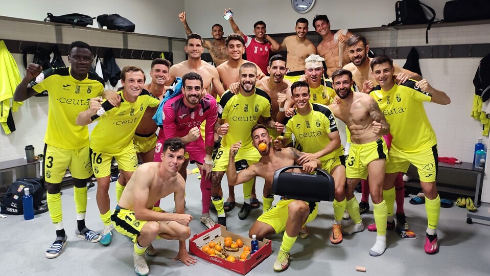 La plantilla del Ceuta, después de ganarle al Castilla