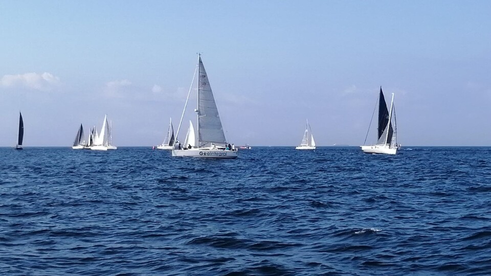 Varias embarcaciones, surcando las aguas del Estrecho durante la Straitchallenge de 2023