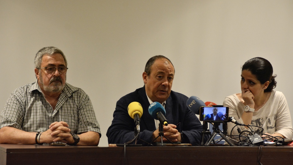 Emilio Postigo, Carlos Bravo y Claudia González, durante el transcurso de una rueda de prensa / Alejandro Castillo