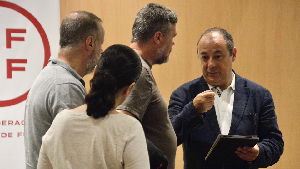 Carlos Bravo, conversando con varios miembros de CCOO Ceuta / Alejandro Castillo