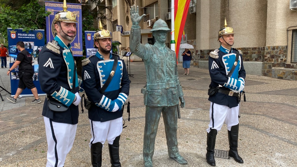 estatua poli local y grupo