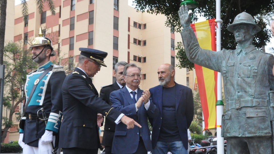 inauguracion estatua poli local