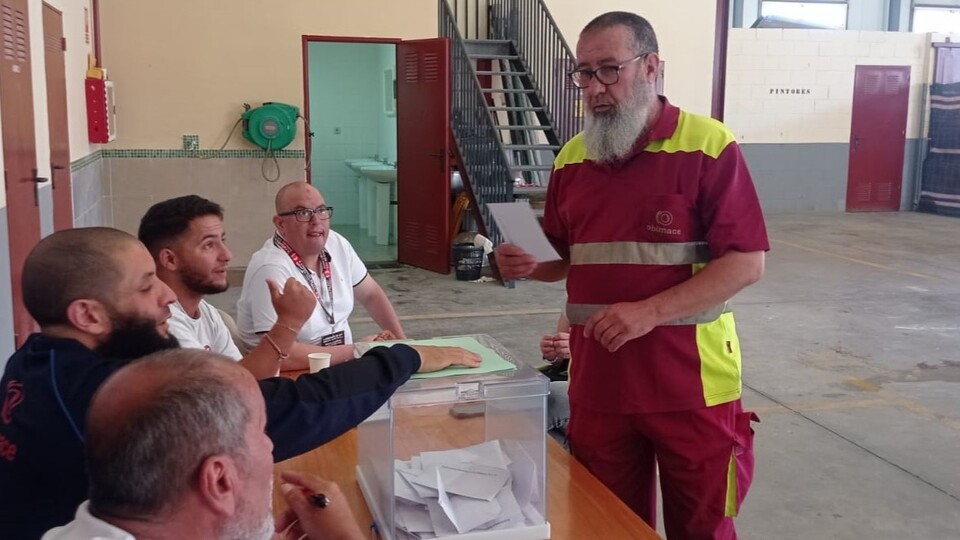 Un trabajador de Obimace, antes de depositar su voto en una urna